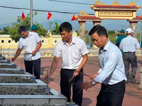 Các đồng chí lãnh đạo cùng toàn thể đại biểu đã đến từng phần mộ liệt sĩ để thắp những nén hương tri ân...