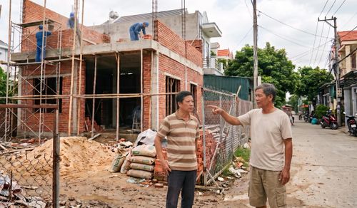 Hàng xóm gây khó dễ, không cho tôi xây nhà 3 tầng. (Ảnh minh họa: AI)
