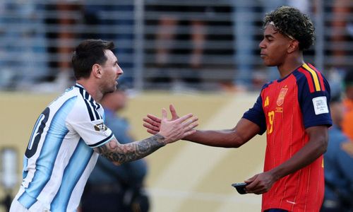 Messi nói chuyện với Yamal sau khi trận đấu kết thúc. (Ảnh: Reuters)