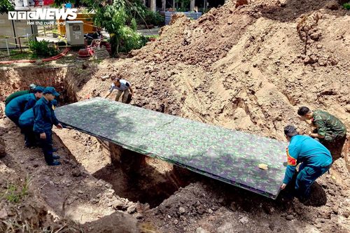 Lực lượng làm nhiệm vụ thực hiện che chắn tạm thời để thực hiện công tác tìm kiếm.