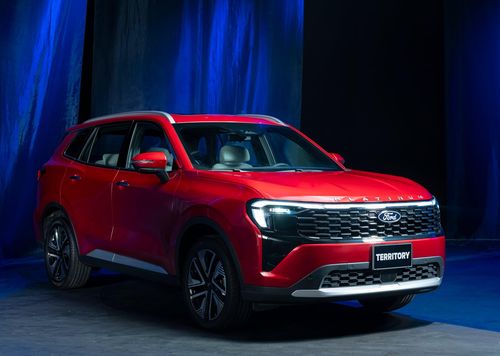 Xe trang bị bộ vành hợp kim 19 inch đa chấu tạo nét thể thao khi nhìn ngang thân xe.