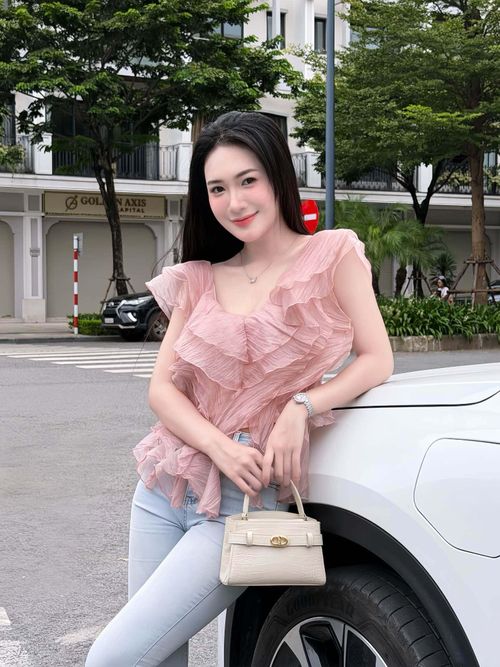 Nhờ chăm chỉ làm nghề, nữ diễn viên có thể tự mua ô tô ở tuổi 24.
