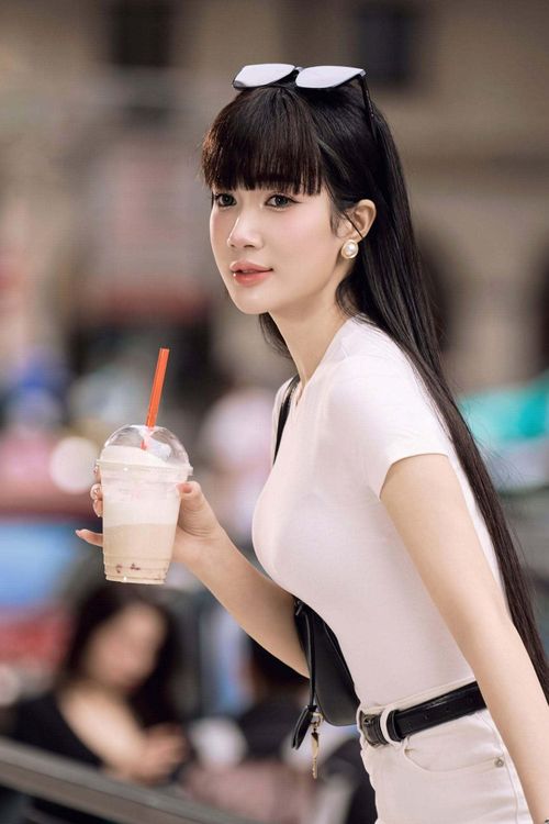 Ngoài đời, Thanh Huế theo đuổi phong cách nữ tính, dịu dàng.