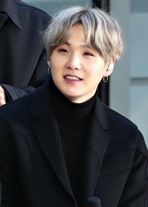 SUGA được biết đến với vai trò rapper, nhà sản xuất âm nhạc và nghệ sĩ solo dưới nghệ danh Agust D. (Ảnh: Elle)