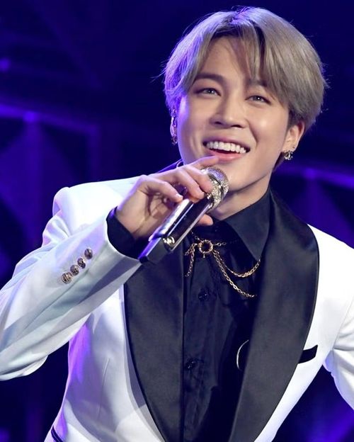 Jimin gây ấn tượng với sự nghiệp solo trước khi cùng BTS tái hợp sau thời gian thực hiện nghĩa vụ quân sự. (Ảnh: Elle)