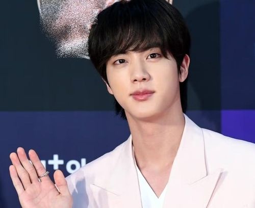 Jin là thành viên lớn tuổi nhất của BTS và một trong những giọng ca chính của nhóm. (Ảnh: Elle)