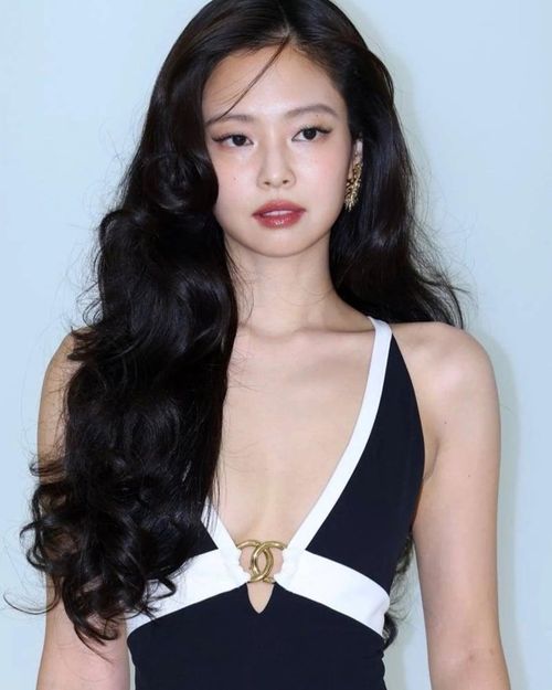 Jennie duy trì sức hút toàn cầu với các hoạt động âm nhạc, thời trang và diễn xuất. (Ảnh: Bella)