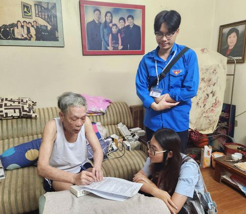 Công chức Điểm hỗ trợ dịch vụ công Bạch Mai đến tận nhà phục vụ người cao tuổi. Ảnh: PV