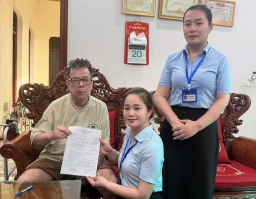 Các Tổ hành chính công xung kích là tuyến đầu hỗ trợ người dân thực hiện ủy quyền tại nhà. Ảnh: PV