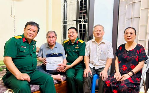 Ông Nguyễn Văn Xuân trao chiếc xe lăn và phần quà ý nghĩa tới thương binh Hoàng Ngọc Thành. Ảnh: Trần Oanh.