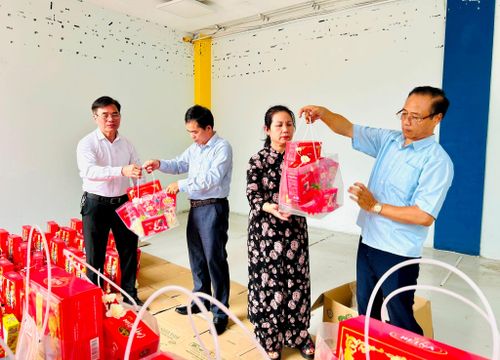 Các thành viên Gia đình trí tuệ Tình người cẩn thận kiểm tra những túi quà trước khi trao tới người có công và gia đình chính sách. Ảnh: Trần Oanh.