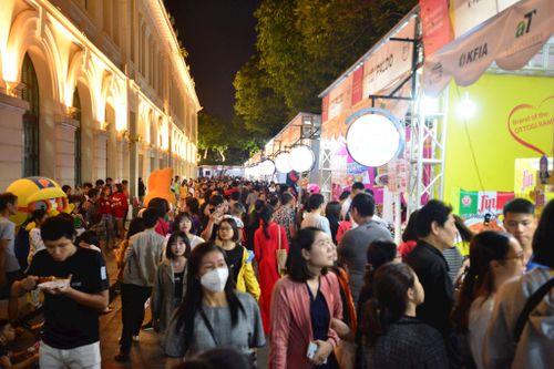 Thực hiện cơ chế quản lý không gian công cộng theo Điều 27 Luật Thủ đô 2026, Điều 13 và Điều 14 Nghị quyết 34/2026/NQ-HĐND cho phép phương án thuê lòng đường, vỉa hè theo giờ cụ thể, đồng thời tổ chức giao thông trung chuyển và phân luồng hợp lý để phát triển kinh tế đêm. (Ảnh: Du khách tham quan, mua sắm tại một lễ hội văn hóa, ẩm thực Quốc tế tại phố đi bộ Hoàn Kiếm).
