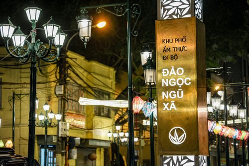 Để triển khai tuyến phố kinh tế đêm, khoản 5, Điều 5 và Điều 9 Nghị quyết số34/2026/NQ-HĐND quy định bắt buộc phải có trên 50% đại diện hộ gia đình thường trú đồng thuận, đồng thời phải tổ chức tham vấn đánh giá tác động xã hội, bảo đảm sự hài hòa giữa phát triển kinh tế và quyền sống an lành của người dân theo Luật Thủ đô 2026. (Ảnh: Tuyến phố đi bộ, du lịch và ẩm thực đêm Đảo Ngọc - Ngũ Xã).