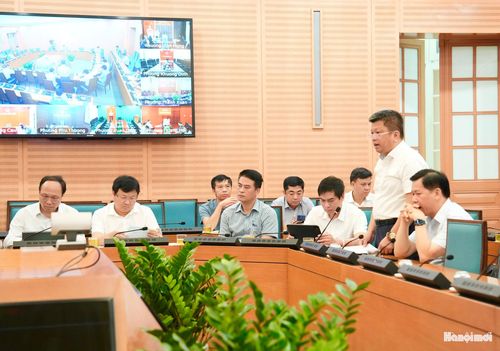 Phó Giám đốc Sở Xây dựng Hà Nội Đỗ Việt Hải báo cáo tại cuộc họp. Ảnh: Hồng Thái