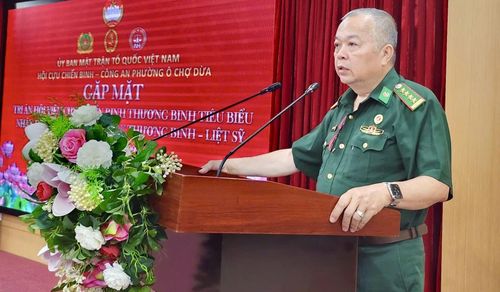 Phó Chủ tịch Ủy ban MTTQ Việt Nam, Chủ tịch Hội Cựu chiến binh phường Ô Chợ Dừa Nguyễn Xuân Tùng phát biểu tại buổi gặp mặt.