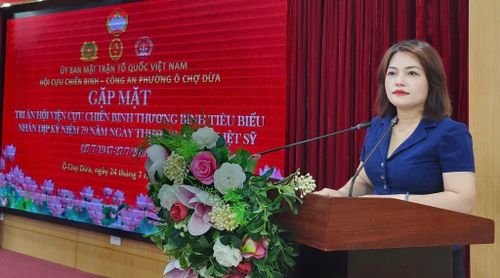 Chủ tịch Ủy ban MTTQ Việt Nam phường Ô Chợ Dừa Đào Thị Minh Hiền phát biểu tại buổi gặp mặt.