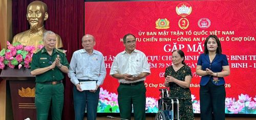 3 cựu chiến binh là thương binh được nhận quà của Hội Cựu chiến binh thành phố Hà Nội và Hội Cựu chiến binh phường.