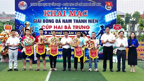 Các đồng chí lãnh đạo xã Hát môn tặng Cờ lưu niệm các đội tham dự giải. Ảnh: Hoàng Thoàn
