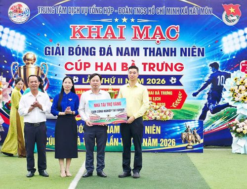 Xã Hát Môn tiếp nhận ủng hộ của nhà tài trợ cho giải đấu. Ảnh: Hoàng Thoàn