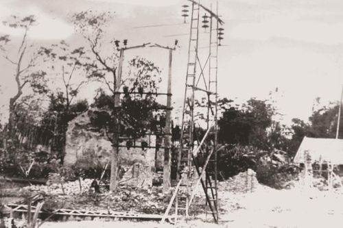 Cột điện 35kV dựng tạm bằng thang tre tại Yên Viên tháng 12-1966.