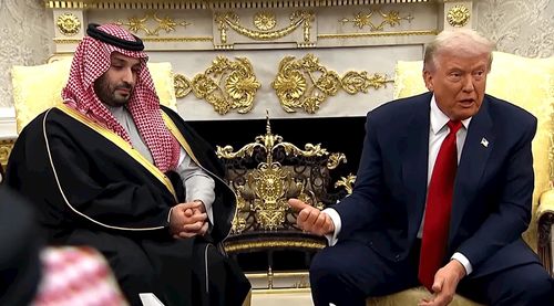 Tổng thống Mỹ Donald Trump và Thái tử Ả Rập Saudi Mohammed bin Salman trong cuộc gặp tại Nhà Trắng tháng 11-2025. Ảnh: Chụp màn hình từ video của Reuters