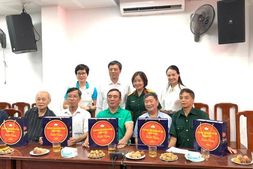 Ủy ban MTTQ Việt Nam phường Ba Đình và Ban Công đoàn Bộ Quốc phòng trao tặng những phần quà thể hiện sự tri ân với các thế hệ đi trước đã hy sinh vì nền độc lập, tự do của Tổ quốc. Ảnh: Hoàng Sơn