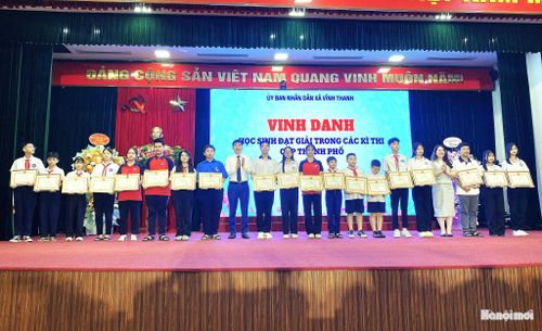 Lãnh đạo xã Vĩnh Thanh khen thưởng học sinh đạt giải trong các kì thi cấp thành phố. Ảnh: TH