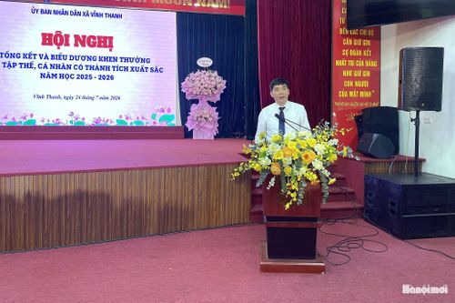 Phó Chủ tịch UBND xã Vĩnh Thanh Trần Đình Ngọc phát biểu tại hội nghị. Ảnh: TH