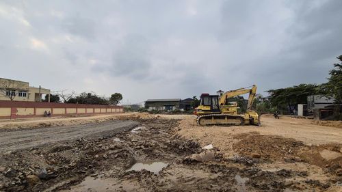 Các đơn vị thi công thực hiện san lấp mặt bằng một phần Dự án xây dựng khu đấu giá quyền sử dụng đất tại thôn Chiền, xã Hoài Đức. Ảnh: Hậu Lộc