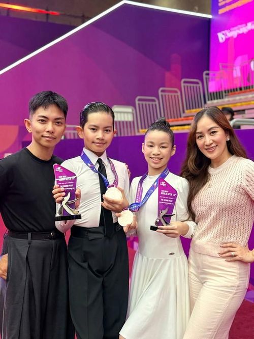 Kubi chia sẻ niềm vui cùng bố mẹ.