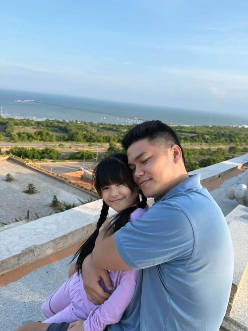 Lê Phương cùng chồng con về Lâm Đồng (Bình Thuận cũ) để thăm bà nội. Nữ diễn viên chia sẻ khoảnh khắc "Chỉ cần như vậy... bình yên rồi!".