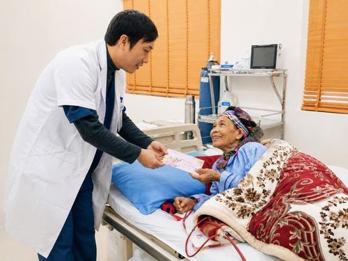 Không chỉ điều trị, bác sĩ Giàng A Sếnh còn bền bỉ kết nối những tấm lòng hảo tâm, mang sự sẻ chia đến với bệnh nhân lọc máu chu kỳ - Ảnh nhân vật cung cấp.