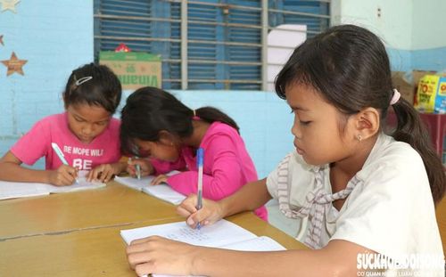 Các em học sinh nắn nót viết từng dòng chữ. Ảnh: Duy Ngọc.