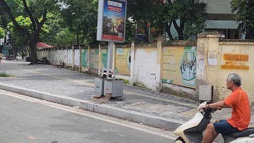 Thùng rác công cộng sát Trường tiểu học Nam Thành Công cũng bị bịt kín. Ảnh: VA.