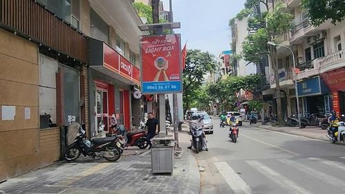 Thùng rác công nghệ kết hợp khai thác quảng cáo trên phố Trúc Khê (ngã 3 Trúc Khê - Nguyên Hồng) trước tòa nhà X2, số 70 phố Nguyên Hồng. Ảnh: VA.