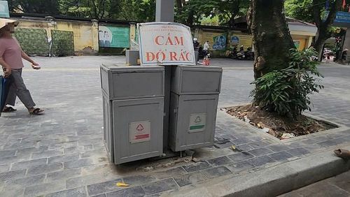 Thậm chí thùng rác trước cổng Trường tiểu học Nam Thành Công còn đặt biển "Cấm đổ rác". Ảnh: VA.