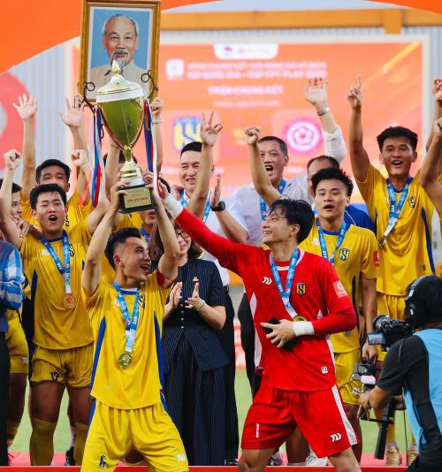Cao Văn Bình cùng đồng đội tận hưởng vinh quang