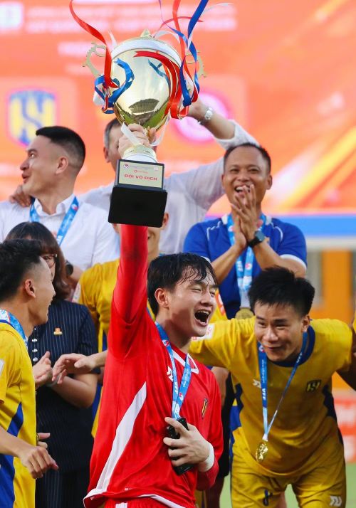 Phấn khích nâng cao cúp vàng
