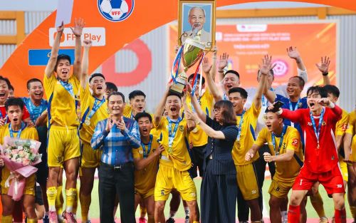 Khoảnh khắc SLNA nâng cao cúp vô địch Giải U21 quốc gia 2026