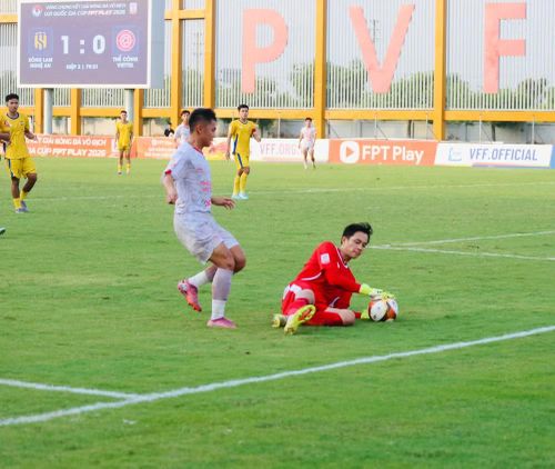 Cao Văn Bình giúp SLNA giữ sạch mành lưới, bảo toàn tỉ số 1-0 (Thanh Đức ghi bàn duy nhất trận đấu phút 41)