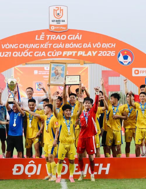 Cú đúp danh hiệu cá nhân cùng chức vô địch là phần thưởng xứng đáng cho màn trình diễn và đóng góp của Cao Văn Bình