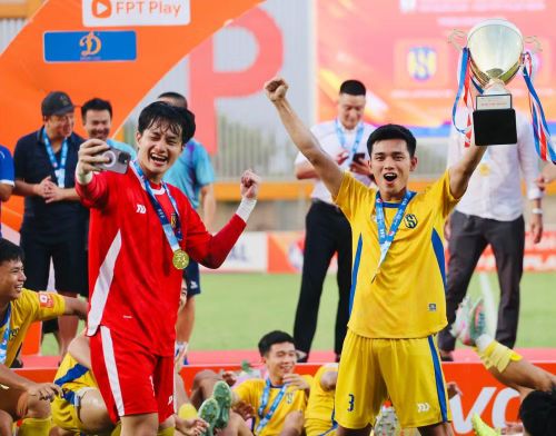 Cao Văn Bình lưu lại khoảnh khắc ý nghĩa cùng đồng đội