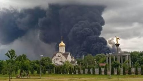 Tại thành phố Voronezh, một đợt tập kích khác cũng gây ra vụ nổ lớn. Nhiều hình ảnh trên mạng xã hội cho thấy một trung tâm hậu cần của Wildberries, nền tảng thương mại điện tử lớn nhất Nga, bốc cháy sau vụ tấn công.