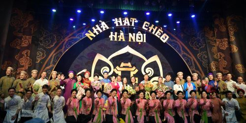 Các nghệ sĩ Nhà hát Chèo Hà Nội giao lưu, tương tác với khán giả ngay trong chương trình, góp phần đưa nghệ thuật chèo đến gần hơn với công chúng, đặc biệt là giới trẻ và du khách quốc tế.
