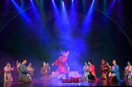 Sự tung hứng nhịp nhàng giữa Phù thủy và các nghệ sĩ tạo nên bầu không khí vui tươi, gần gũi, đậm chất sân khấu dân gian Việt Nam.