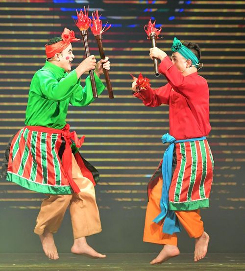 NSND Nguyễn Tiến Dũng – Biên tập và Đạo diễn chương trình đã lựa chọn cách dàn dựng theo mạch sân khấu liền mạch, kết nối các trích đoạn chèo cổ thành một chỉnh thể giàu cảm xúc và phù hợp với nhịp thưởng thức của khán giả hôm nay.