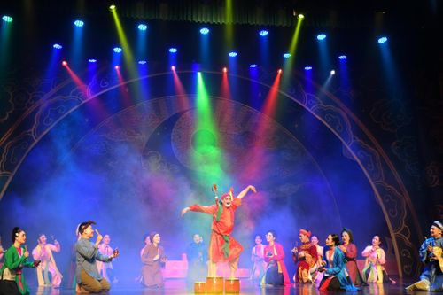 Nghệ sĩ Tiến Đạt trong vai Phù thủy với lối diễn linh hoạt, biểu cảm sinh động đã khuấy động không khí sân khấu bằng những mảng miếng hài duyên dáng.