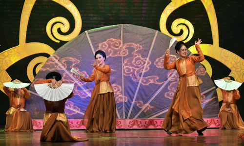 Những thế múa giúp khán giả khám phá ngôn ngữ hình thể đặc trưng của loại hình sân khấu truyền thống.