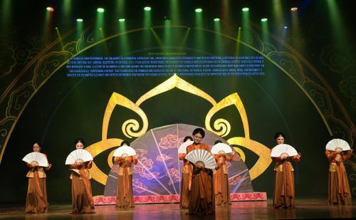 Các nghệ sĩ Nhà hát Chèo Hà Nội giới thiệu những thế múa quạt cơ bản của chèo.