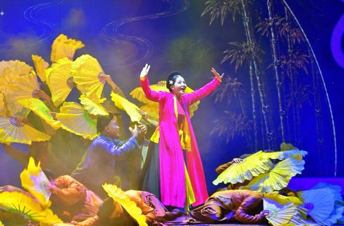 Từng ánh mắt, nụ cười và động tác uyển chuyển của Thị Mầu cho thấy nghệ thuật diễn xuất đặc trưng của chèo, nơi ngôn ngữ hình thể và làn điệu hòa quyện để khắc họa tính cách nhân vật.